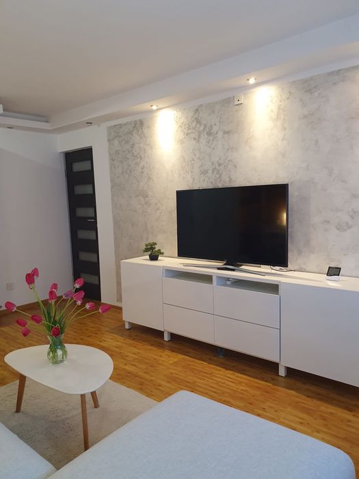 Vând apartament cu 3 camere decomandat Valea Roșie