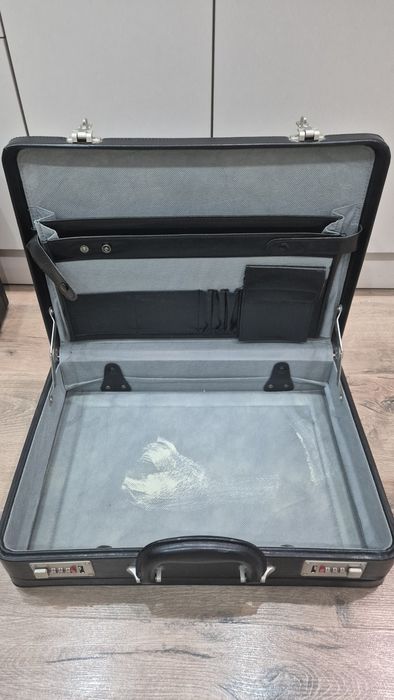 Продам дипломат(кожаный)