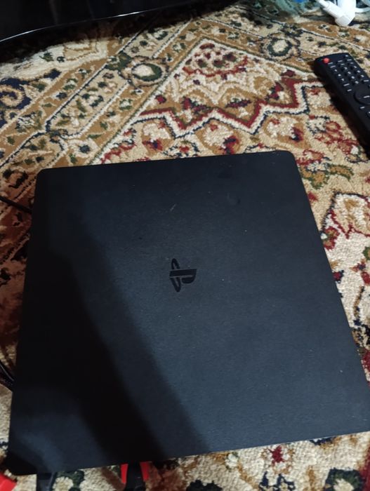 Продам игровую приставку ps4