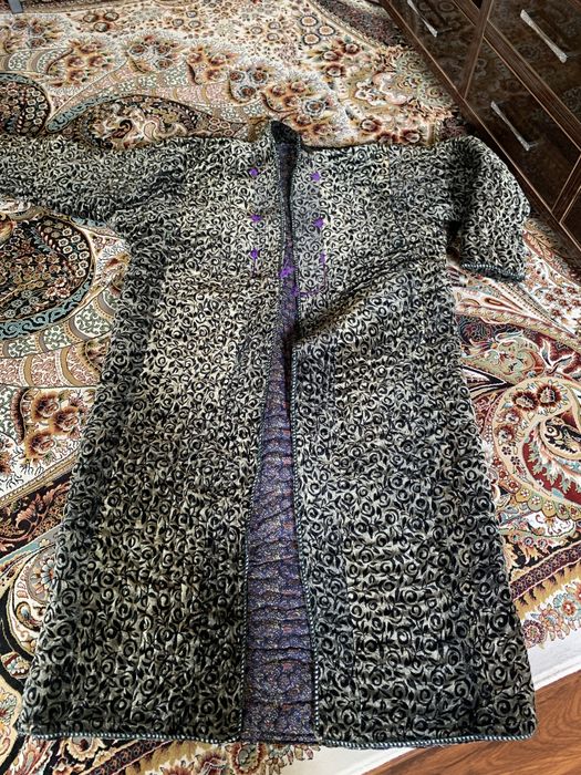 Чупан тўн велюр бекасам янги холатда. Чапан велюр теплый и бекасам.