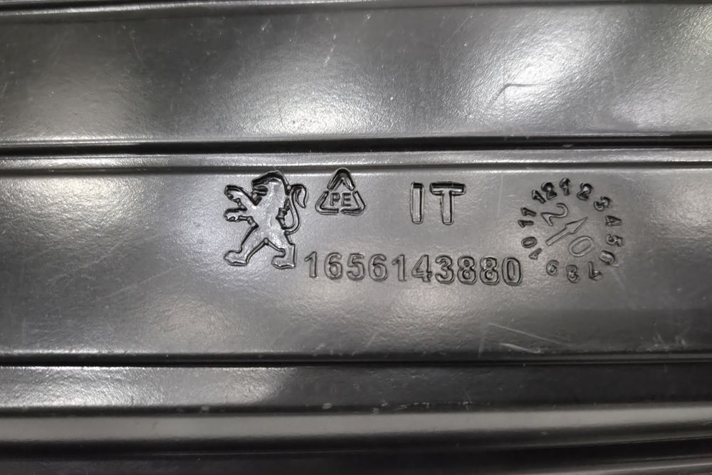 Оригинална гумена стелка за багажника на Peugeot 2008