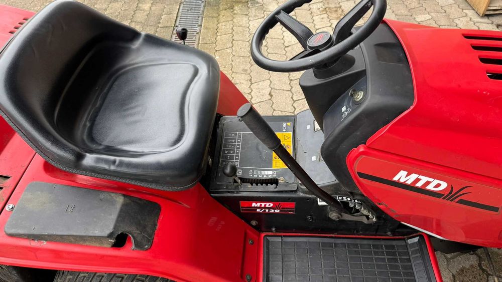Tractoras de tuns iarba MTD E/130