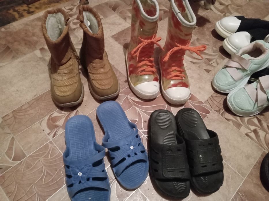 Продам детскую обувь 1000