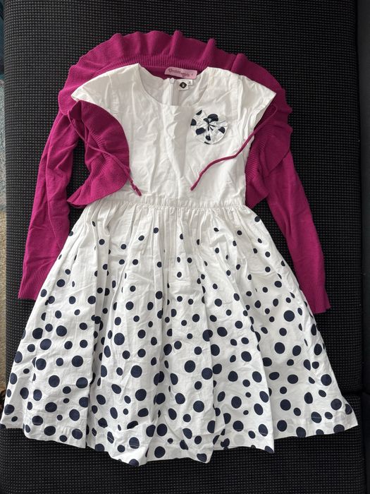 Rochie alba cu buline belumarin si cardigan fuscia asorta