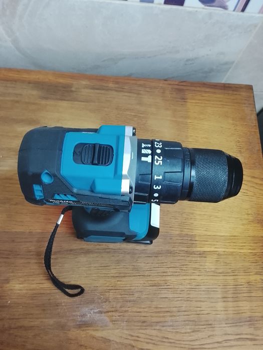 Autofiletanta Makita DDF487 cu o baterie de 6a Nou