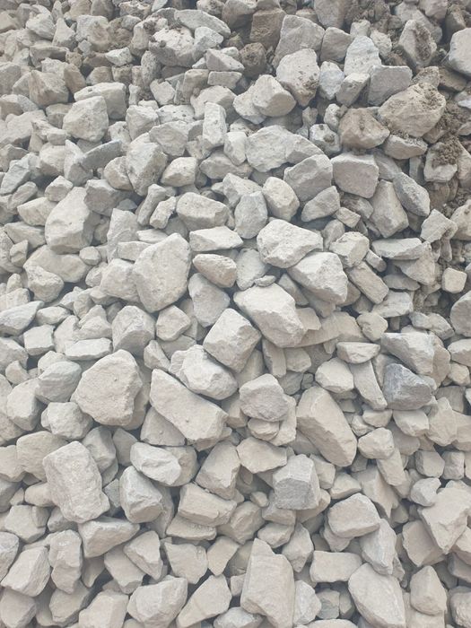 Pamant nisip balast balastru piatra concasata sparta calcar balastru