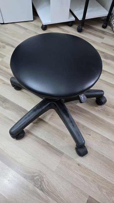 Стул на колёсиках