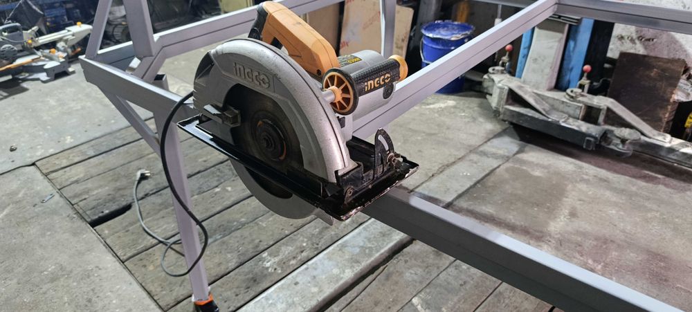 циркулярная пила Ingco CS2358. Picholka