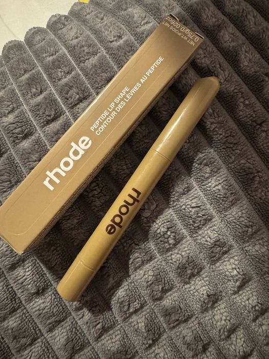 Rhode peptide lip shape