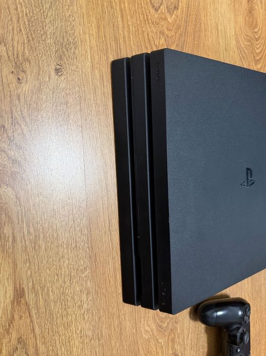Vând ps4 pro cu un controller original și 3 jocuri