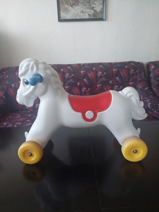 Детско конче на колелца, за яздене, бутане с крачета и теглене, здраво и запазено.