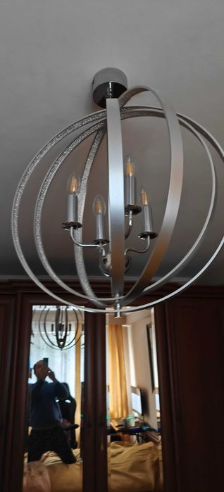 Candelabrul cu 4 becuri cu mai multe deschideri