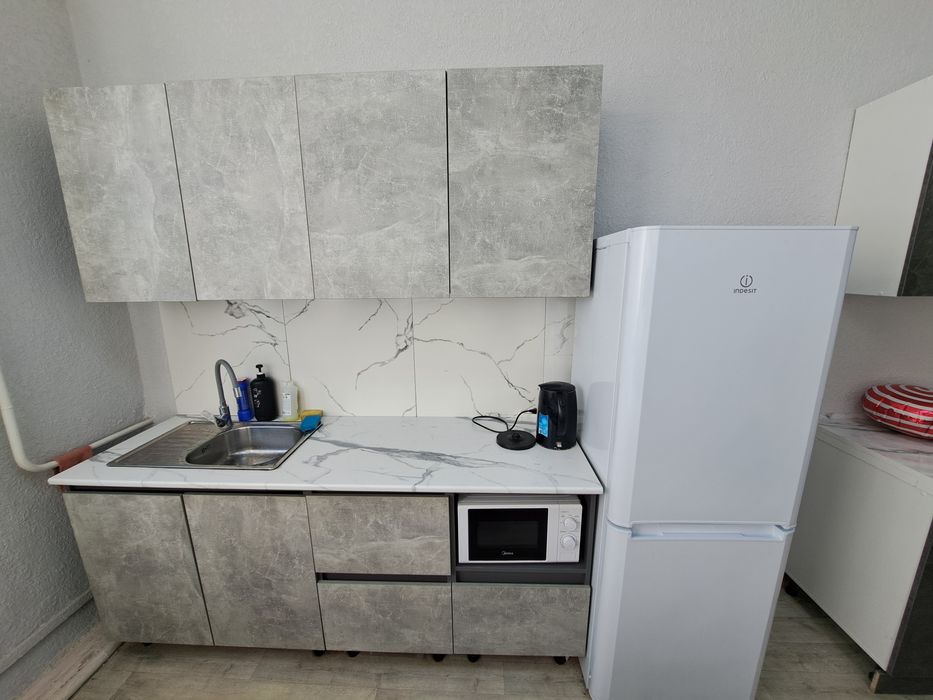 Продаётся кухонный гарнитур 2 метра на 60 столешница, верхнии полки 40