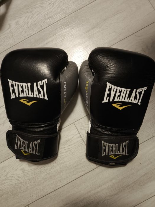 Боксерские перчатки