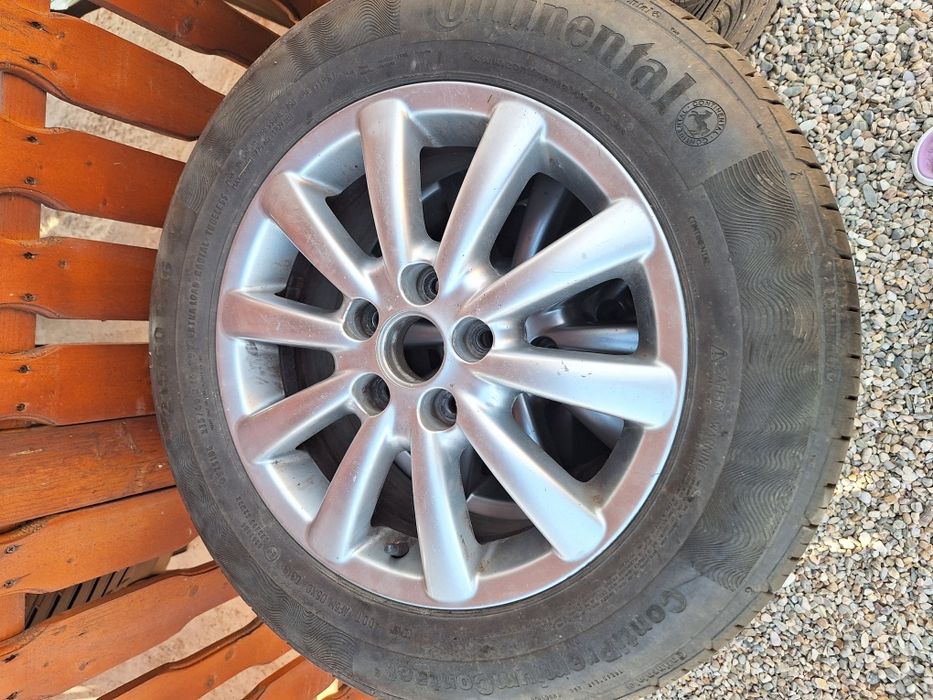 Vând cauciucuri 215/16 de vara Continental