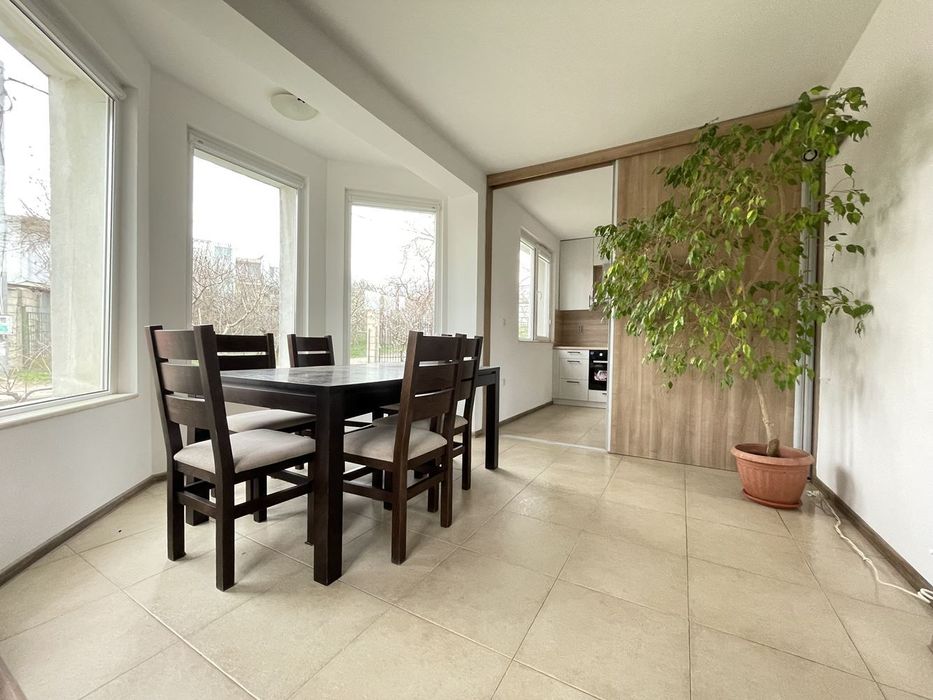 Под наем самостоятелна къща с двор