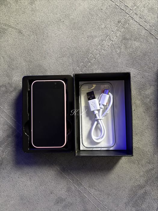 Мини смартфон с всички функции