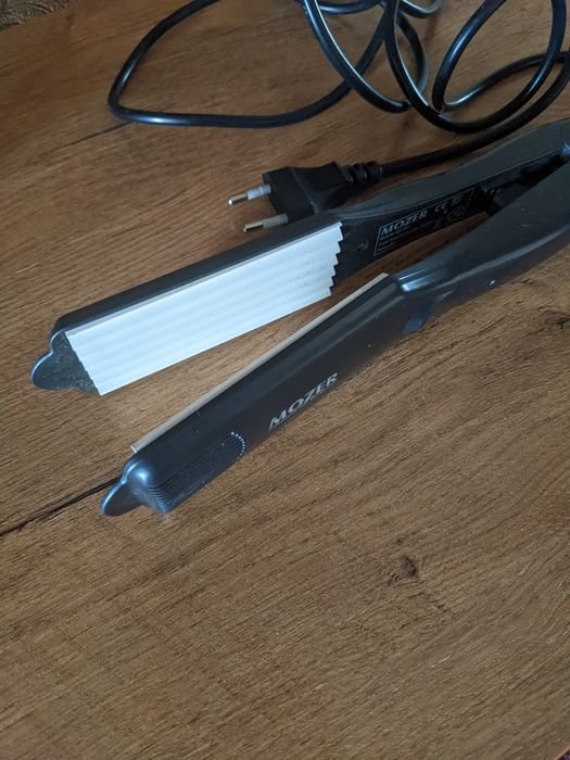 Плойка - утюжек для выпрямления волос.