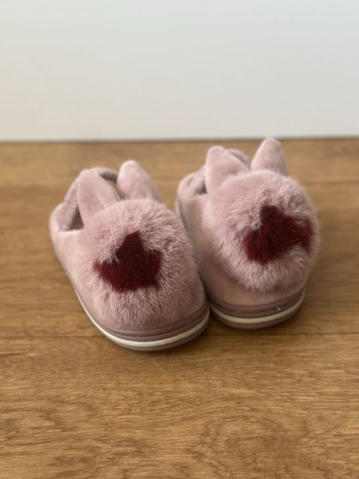 Детская обувь (тапочки с меховыми помпонами)