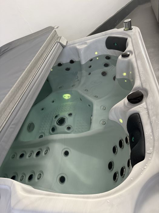 Jacuzzi Exterior/Interior