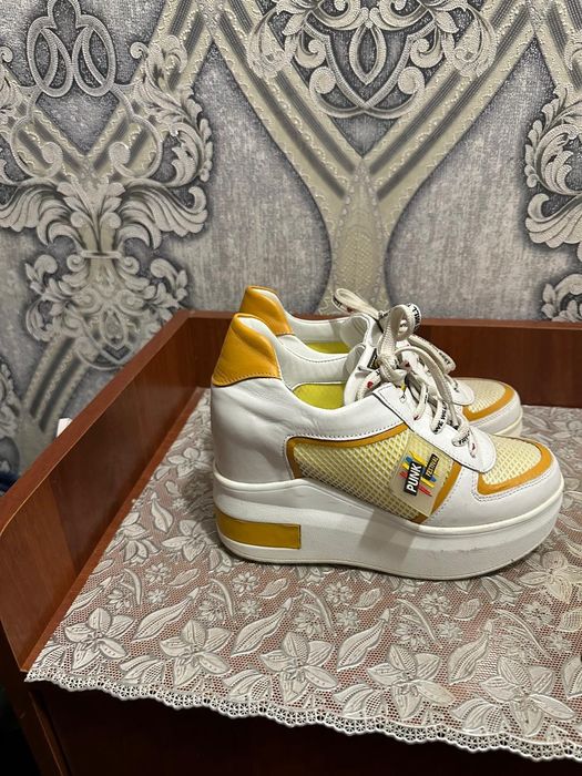 Продаю кожанные кроссовки