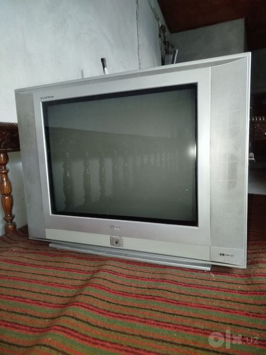 Продам тримо телевизор и подставка для тв
