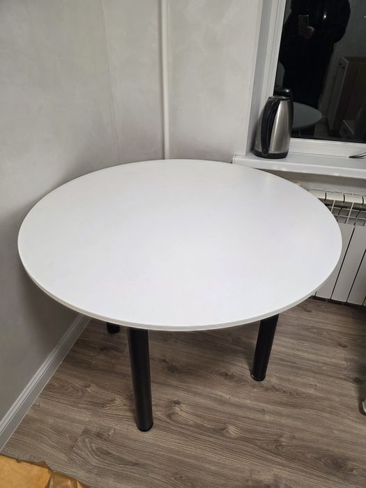 Стол круглый диаметр 100 см.