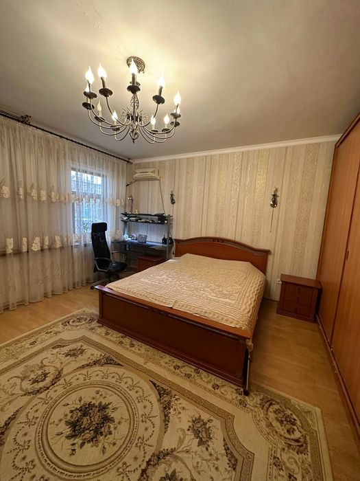 4х комнатная переделанную в 3х на Ойбеке 100 м2 4/2/9 ор-р 60 школа