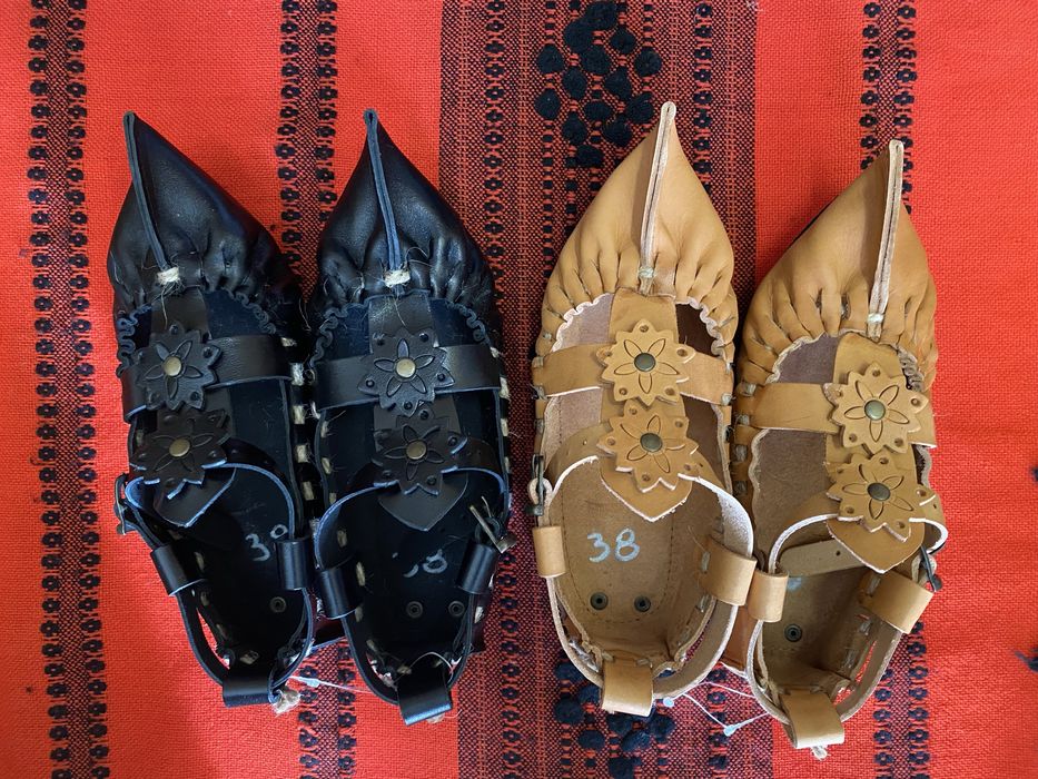 Дамски кожени цървули с орнамент над 5 бр отстъпка 5,11€/10 лв на чифт