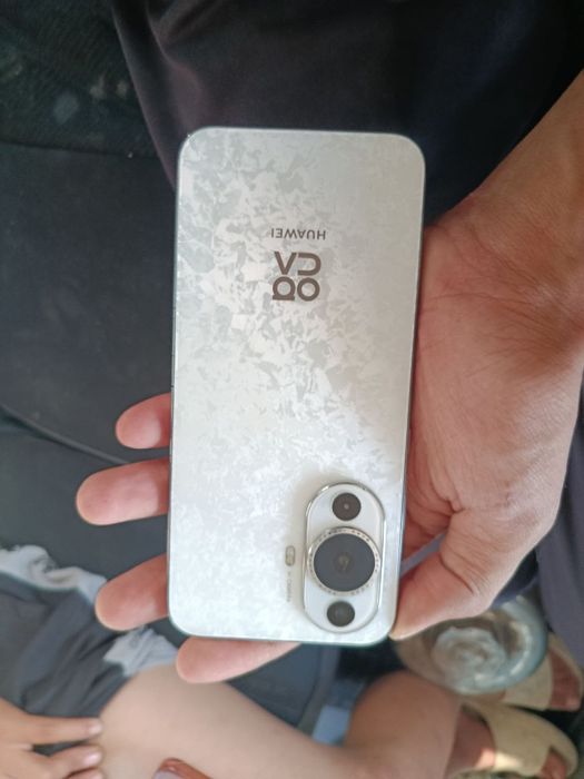 Huawei nova 12s.