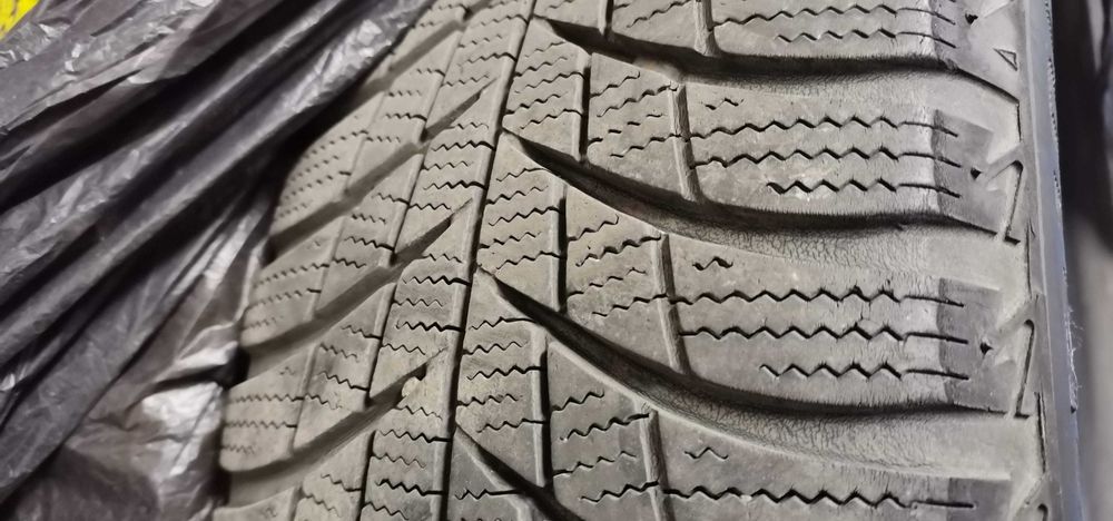 ОТЛИЧНИ Зимни гуми  BRIDGESTONE 185/65/R15 - 2 БРОЯ/ без забележки