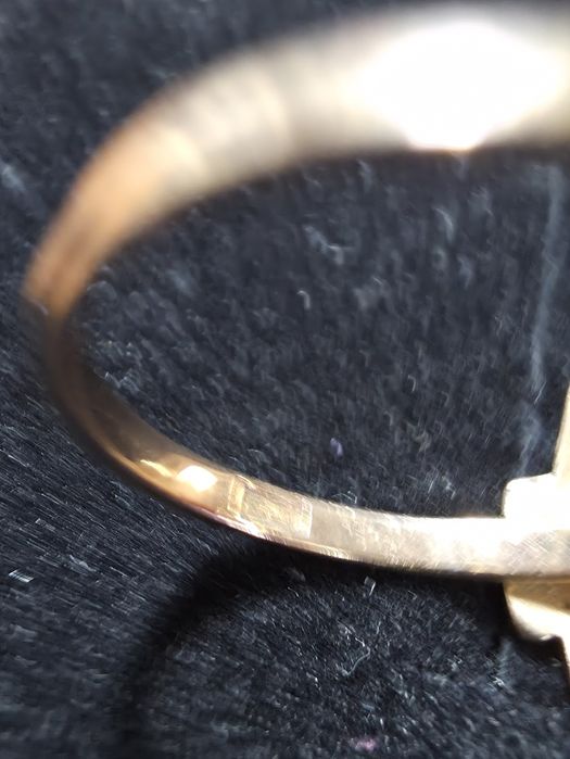 Продаю  золотой перстень  с  янтарём