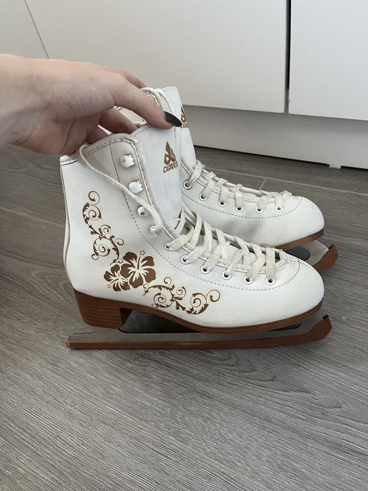 Коньки фигурные.