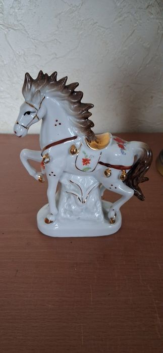 Статуэтки коней.