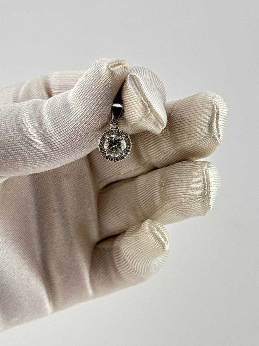 Кулон с бриллиантами
Кулон с бриллиантами