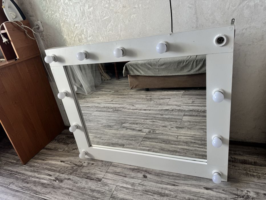 Продам зеркало с лампочками