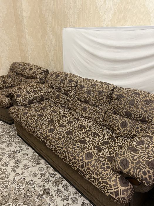 Трехместный диван и два кресла