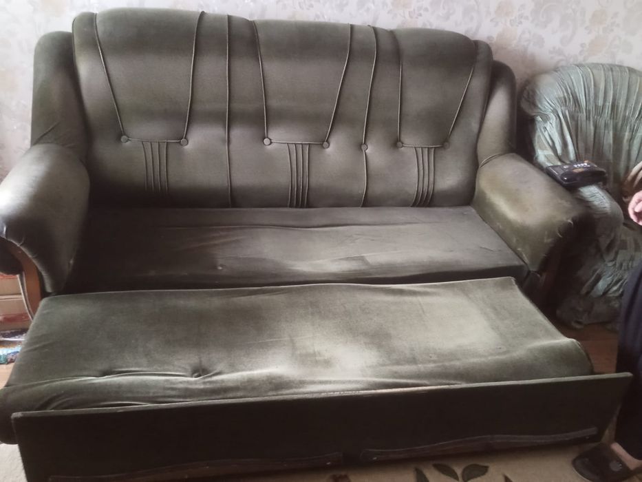 Диван прошу забрать даром