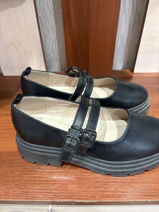 Продам кроссовки и сандали