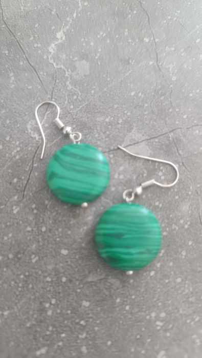 Серьги с натуральным камнем малахитом. Фотоальбом, ручки, галстук.