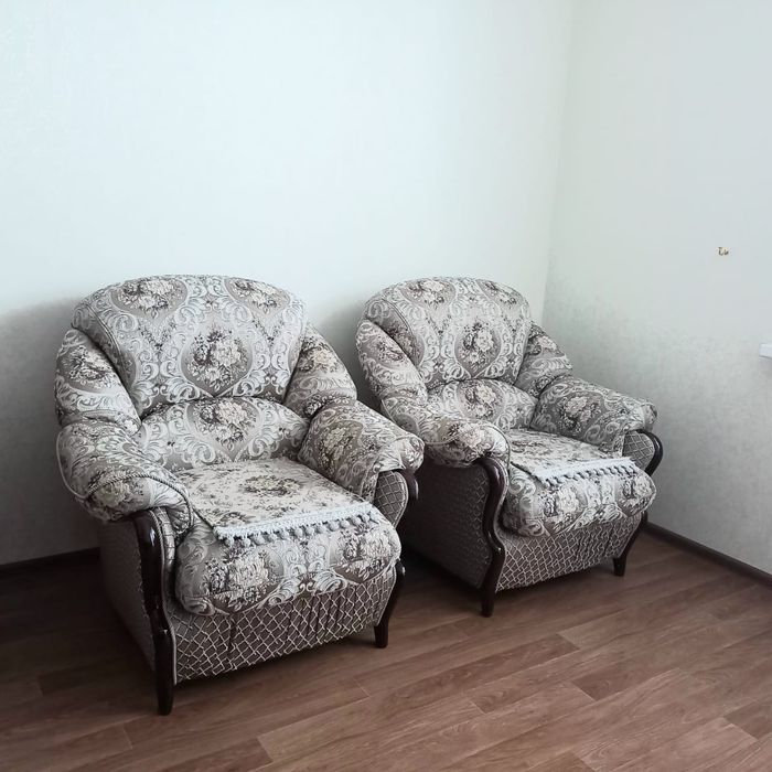 Продаю диван и 2 кресла. 2 подуши в придачу