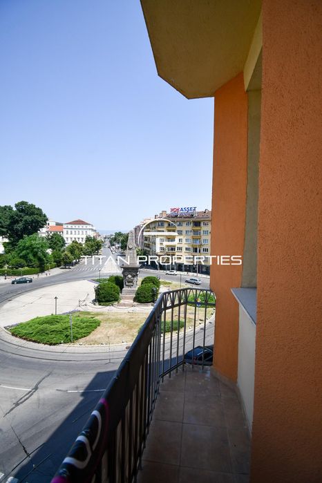 Четиристаен, под наем, Център - Докторски паметник