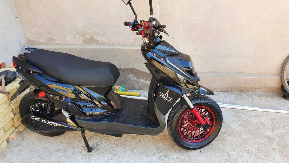 СКУТЕР срочний сотилади.