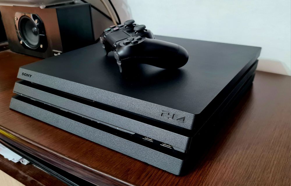 Ps4 Pro 1TB ultimul model  cu 1  controller original si toate accesoriile plus 1 joc Fifa