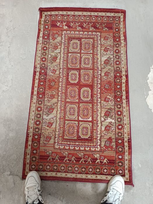 Covor decorativ cu dimensiunile 80 × 148 cm,