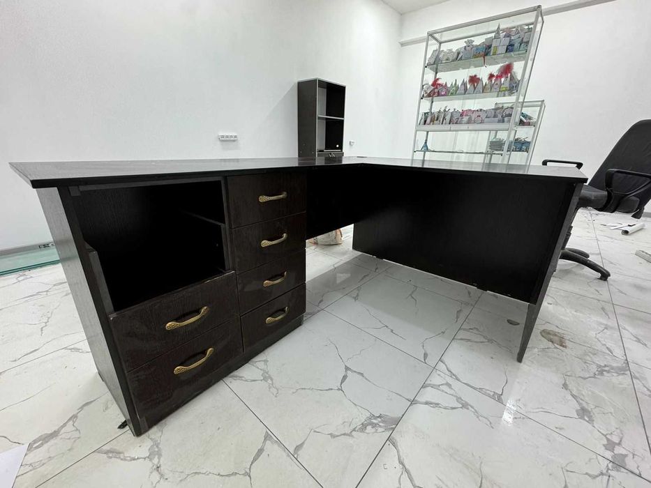 Продам стол офисный