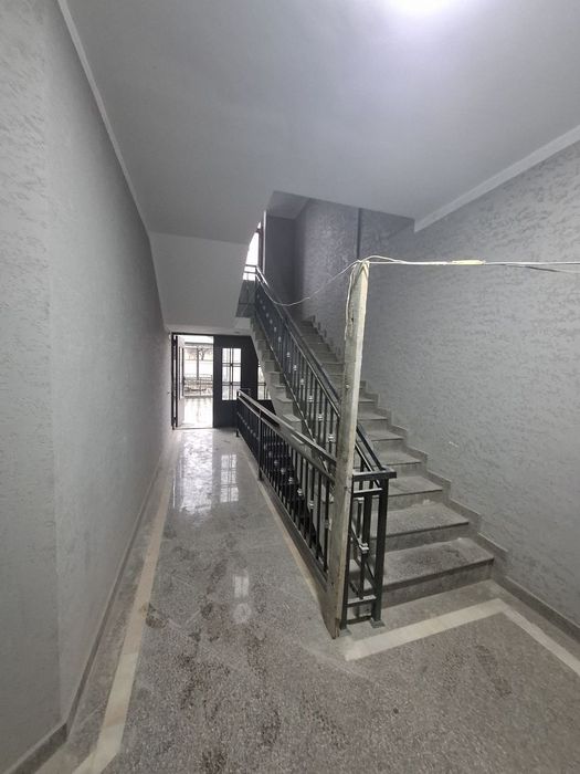 Ibin sino Novstroyka sotiladi 3 xona 80 kv
