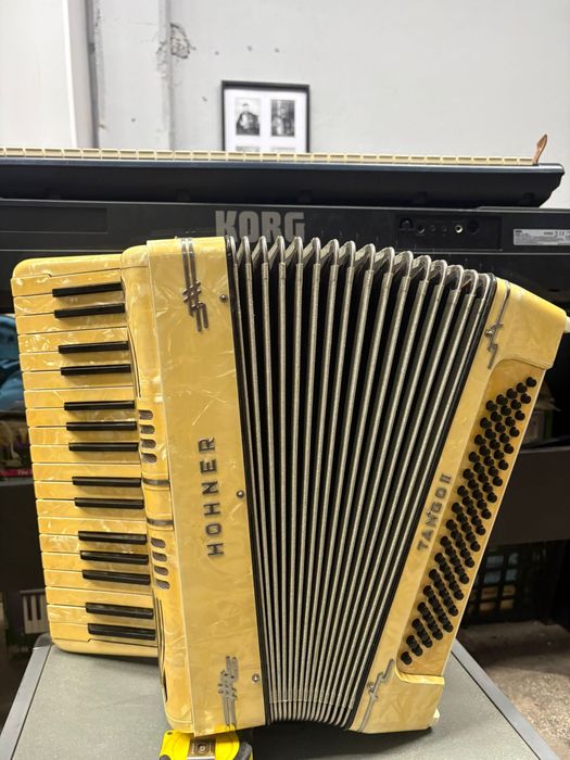 Acordeon Hohner Tango 2 cu 80 de basi potcoava clapa scurta