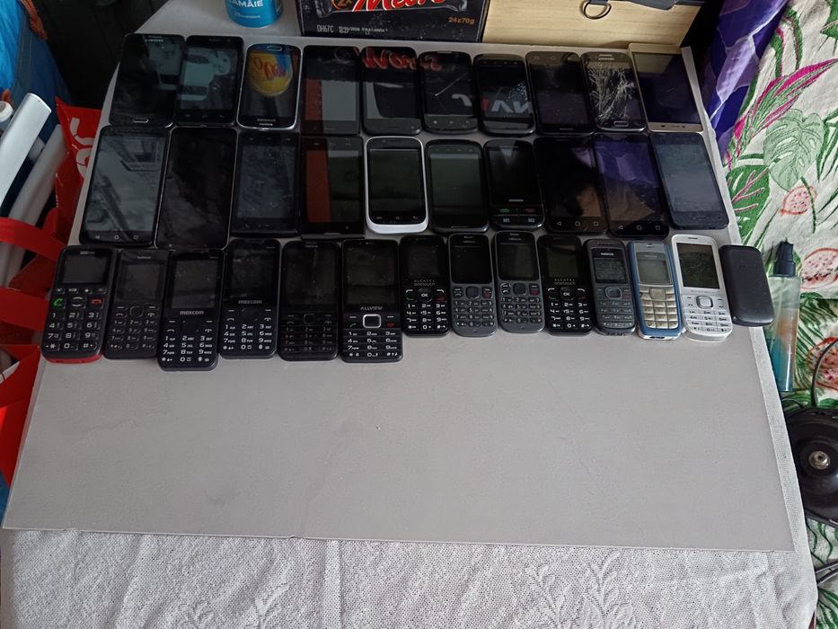 Lot telefoane butoane etc