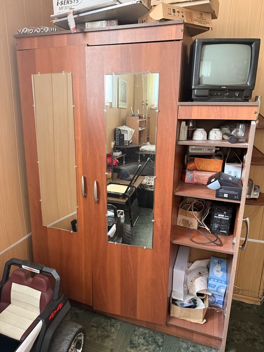 Продам мебель стол шкаф
